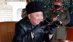 Hình ảnh đối lập giữa ông Kim Jong-un và cấp dưới giữa dịch Covid-19