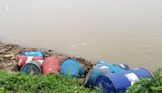 Tìm ra người đổ 14 thùng dầu thải “bức tử” sông Hồng