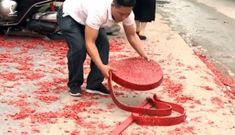 Đám cưới đốt pháo đỏ đường Hà Nội: Lai lịch “ông trùm” bố chú rể?