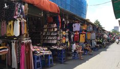 Nắng đổ lửa, chợ vắng tanh, hoa quả đắp chăn giữa trời 40 độ