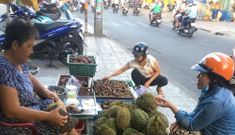 ‘Vua của các loại trái cây’ đại hạ giá ở vỉa hè Sài Gòn, vì sao?