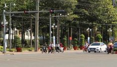 Hàng loạt xe biển xanh của tỉnh, thành ủy Bình Phước vượt đèn đỏ, bất chấp luật