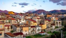 Bên trong ngôi làng tuyệt đẹp ở Italy, chỉ 30.000 đồng/căn nhà