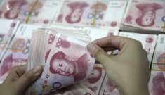 Chật vật gượng dậy, kinh tế Trung Quốc bị núi nợ đè nặng