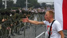Người biểu tình Belarus vây dinh thự, Tổng thống thoát thân bằng trực thăng