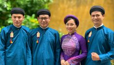 Nam công chức ngành văn hóa Huế mặc áo dài ngũ thân đến công sở