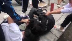 Nữ sinh lớp 10 ở Hà Nội đánh nhau dữ dội trước cổng trường