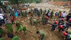 Dân làng khóc nghẹn khi tìm thấy bé trai 10 tháng tuổi dưới lớp bùn đất vụ sạt lở ở Trà Leng