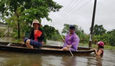 Nhà dân ngập nặng sau mưa lớn, nhiều người dùng ghe đi lại