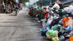 Công ty môi trường chậm trả lương công nhân, phố Hà Nội lại ngập ngụa rác