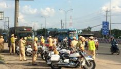 Bình Dương lần đầu xử lý vi phạm bằng cách dán tem lên xe