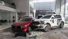 Xe ô tô mất lái tông vỡ cửa kính showroom Mazda, 1 người thương nặng