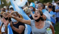 Dân Argentina nổi giận vì cựu lãnh đạo ‘chen hàng’ ưu tiên tiêm vắc xin COVID-19