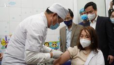 Thứ trưởng Bộ Y tế tự tay tiêm vắc xin cho nữ nhân viên y tế tuyến đầu chống dịch