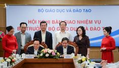 Ông Phùng Xuân Nhạ bàn giao nhiệm vụ cho Bộ trưởng GD-ĐT Nguyễn Kim Sơn