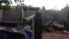 Quảng Trị: Lốc xoáy kinh hoàng khiến hàng chục nhà dân bị tốc mái, 2 lán trại chống dịch bị sập