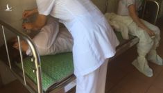 Xót xa nữ nhân viên y tế bị ngất khi đi lấy mẫu ở vùng dịch lớn