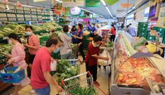 Hàng siêu thị bị gom số lượng lớn để bán ra ngoài