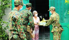 Người dân TP.HCM niềm nở khi thấy các ‘chú bộ đội’ gõ cửa phát quà