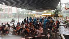 Người dân đội nắng, đội mưa đi tiêm vaccine Vero Cell của Sinopharm