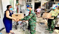 TP.HCM: Bộ đội cùng cán bộ phường xã đi chợ hộ, trao quà tận nhà cho người dân