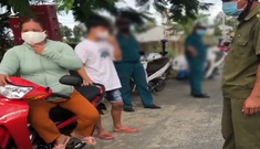 Chồng bị lập biên bản vi phạm giãn cách, vợ xông vào đánh công an viên