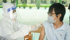 Người dân TP.HCM đến sớm, chờ tiêm vắc xin Sinopharm