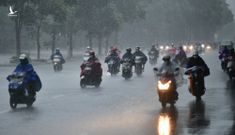 Đang giãn cách xã hội, đường phố Hà Nội vẫn đông đúc trong lúc mưa lớn
