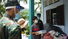 Bộ đội đưa sách giáo khoa đến cho học sinh huyện Bình Chánh, TP.HCM