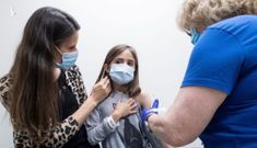 Nhiều nước xúc tiến tiêm vắc xin Covid-19 cho trẻ em