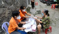 Người dân xếp hàng nhận tiền hỗ trợ đợt 3 ở quận Phú Nhuận TP.HCM