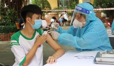 Lý do 4 học sinh phải hoãn tiêm vaccine COVID-19 trong ngày đầu triển khai