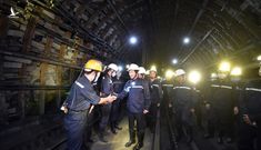 Phó Thủ tướng xuống mỏ than thăm và động viên công nhân