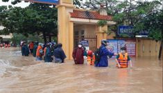 Miền Trung: Nhiều nơi ngập lụt, giao thông tắc nghẽn, học sinh mắc kẹt do mưa lũ