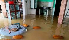 Hàng ngàn căn nhà ở Bình Định bị ngập sâu vì mưa lớn, lũ lên nhanh