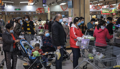 Vì sao Trung Quốc phải tranh giành, giẫm đạp lên nhau quét sạch siêu thị?