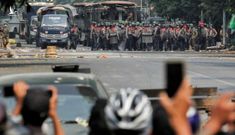 Quân đội Myanmar lao xe vào người biểu tình,ít nhất 5 người thiệt mạng và hàng chục người bị bắt giữ