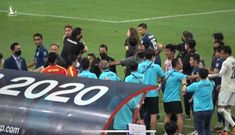 Cầu thủ Thái Lan khiêu khích HLV Park Hang-seo: Văn hóa thể thao ở đâu?