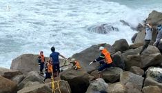 Phú Yên: 4 du khách đứng trên ghềnh đá chụp ảnh, sóng lớn kéo ra biển, 2 người chết