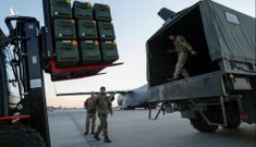 Hàng trăm tấn đạn dược và hệ thống tên lửa Stinger gửi tới Ukraine
