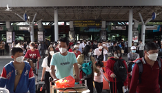 Sân bay Tân Sơn Nhất đông nghẹt hành khách chiều mùng 4 Tết