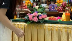 Mẹ bé V.A là cắm hoa trên bàn thờ con, lần đầu lộ diện sau 6 tuần bi kịch
