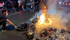 Hàng trăm người thiệt mạng trong vụ biểu tình, đốt xe cảnh sát