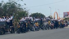 Nhóm người lạ mặc đồ lính ‘hộ tống’ thí sinh áo dài tại Cửa Lò