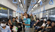 So với ngày đầu đạt 150.000 lượt khách, lượng người dân đi tàu metro số 1 trong ngày thứ hai vận hành giảm hẳn