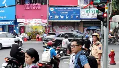 Ủng hộ việc phạt vượt đèn đỏ, leo lề, song người dân cũng lo lắng khi một số giao lộ ở TP.HCM không được rẽ phải gây kẹt xe