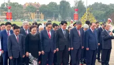 Đoàn đại biểu lãnh đạo, nguyên lãnh đạo Đảng, Nhà nước đã đặt vòng hoa, vào Lăng viếng Chủ tịch Hồ Chí Minh