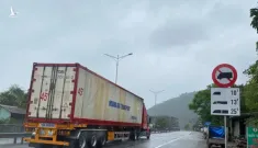 Biển cấm ô tô kiểu trái khoáy trên quốc lộ