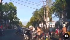 Clip nam thanh niên đánh tới tấp người đàn ông sau va chạm giao thông