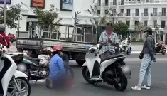 Vụ người đàn ông quỳ gối giữa đường: Người đi SH tiết lộ sự thật hoàn toàn khác